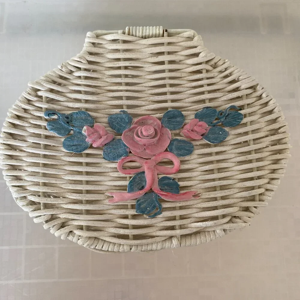 Bathroom Wicker Basket With Lid & 3-D Rose Design